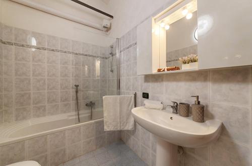 Koupelna v ubytování LakeView LakeComo, CIPRESSO 7, 4Seasons, Terrace, 30m to Lake! by STAYHERE-LAKECOMO
