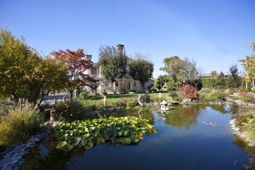a pond in a yard with a house in the background at TerraLuna in Saonara