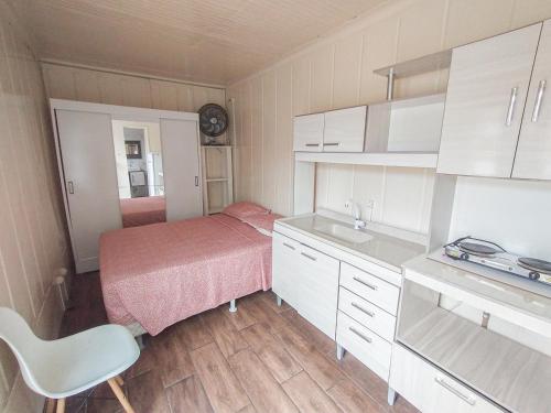 a small room with a bed and a sink at Marco Zero Containers 4 in Balneário Camboriú