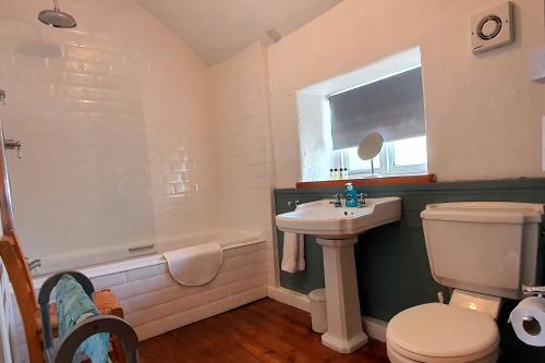 uma casa de banho com um lavatório, um WC e uma banheira em Hope Cottage, Great Longstone em Great Longstone