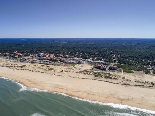 - une vue aérienne sur la plage et l'océan dans l'établissement Belambra Clubs Seignosse - Les Tuquets, à Seignosse