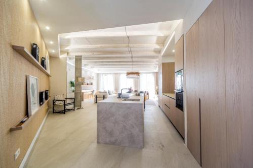 uma grande cozinha e sala de estar com um longo corredor em Apartamento Seis Lunas PA em Marbella
