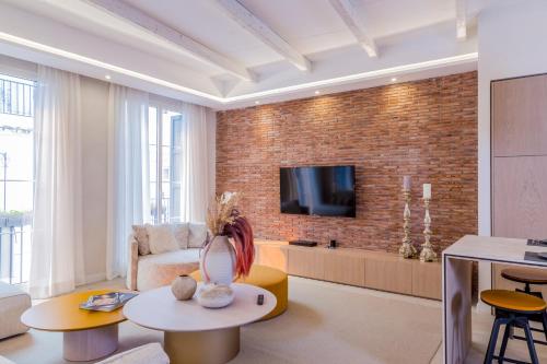 a living room with a brick wall at Apartamento Seis Lunas PA in Marbella