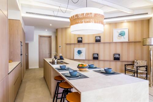 a large kitchen with a large island with stools at Apartamento Seis Lunas PA in Marbella