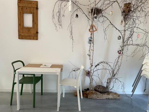 a table and a chair and a tree in a room at La Selce Farmhouse in Bagnaria Arsa