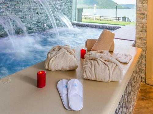 una mesa con una toalla y sandalias y una piscina en Relais Sans Soucis & Spa, en Ronciglione