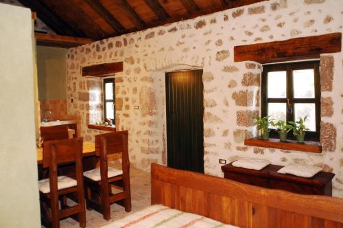 ein Raum mit einem Tisch und Stühlen in einem Raum in der Unterkunft Stone House Varoš in Starigrad-Paklenica