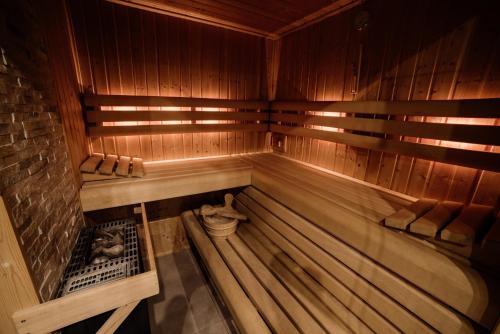 an empty wooden sauna with a bench in it at Ranczo Czerwony Młyn in Zdów