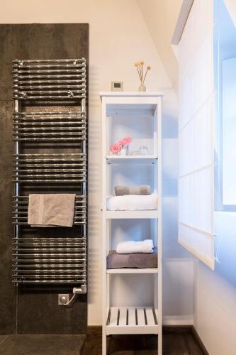 - un porte-serviettes dans la salle de bains dans l'établissement La Maison Blanche, à Beaune