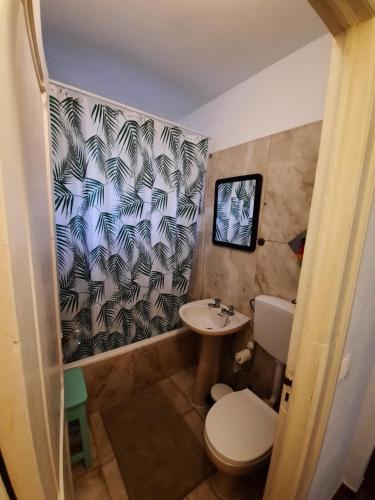 ein Badezimmer mit Toilette und Waschbecken in der Unterkunft GetWet SurfCamp II in Costa da Caparica