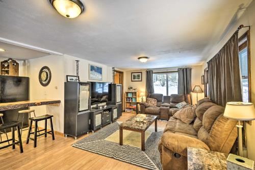 Charming Brantingham Home - Pets Welcome! – Photos 3