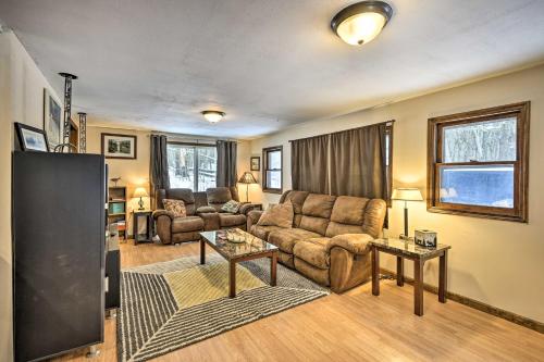 Charming Brantingham Home - Pets Welcome! – Photos 5