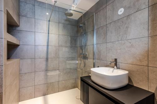 une salle de bain avec un lavabo et une douche dans l'établissement Barmes des Mossettes 4, à Morzine