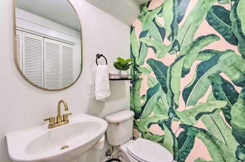 Un baño con papel pintado de hojas verdes y rosas. en Easy Walk to Seagrove Beach Beverly Bungalow, en Santa Rosa Beach