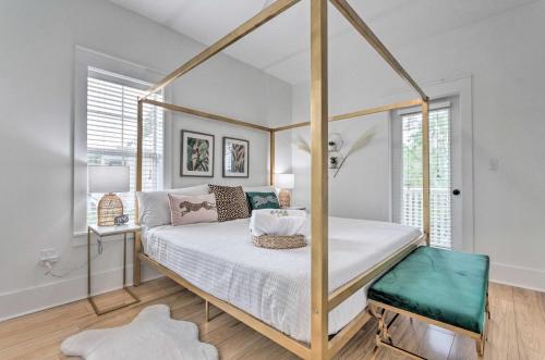 1 dormitorio con cama con dosel en Easy Walk to Seagrove Beach Beverly Bungalow, en Santa Rosa Beach