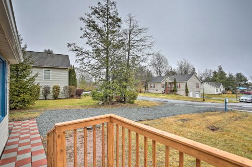 Fotografie z fotogalerie ubytování Modern Loch Sheldrake House with Updated Yard! v destinaci Loch Sheldrake