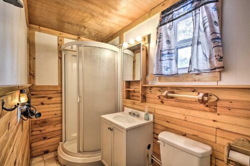 Gallery image of Pet-Friendly Brantingham Cabin by ATV Trails in Glenfield