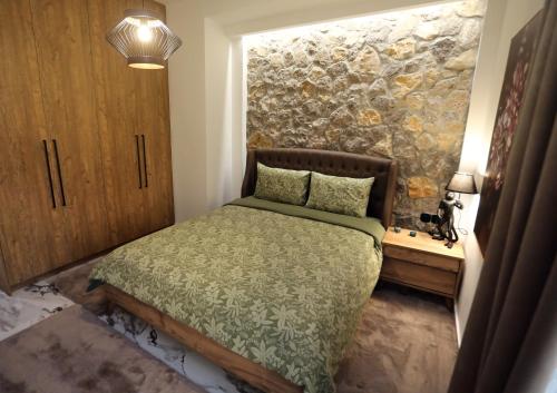 Un pat sau paturi într-o cameră la LA Larissa Luxury Apartments Kreousa