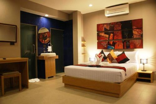 sypialnia z łóżkiem i telewizorem w obiekcie P10 Samui w mieście Bangrak Beach