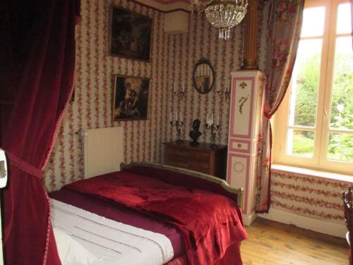 - une chambre avec un lit, une commode et une fenêtre dans l'établissement Propriété Charbaymond, à Clermont-Ferrand