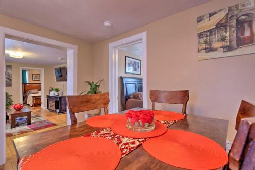 Stunning Brockton Apt Less Than 4 Mi to Westgate Mall!にあるシーティングエリア