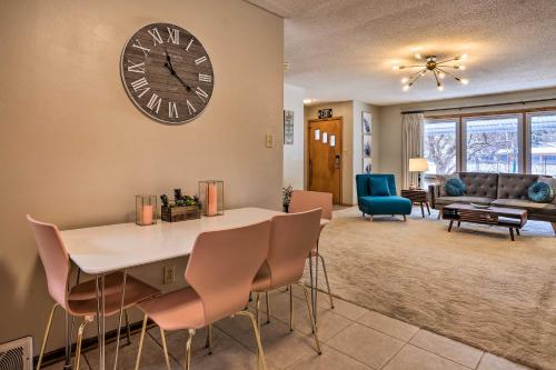 Χώρος καθιστικού στο Deadwood Apartment - Walk to Historic Downtown!