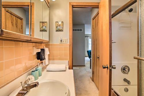 Ett badrum på Deadwood Apartment - Walk to Historic Downtown!