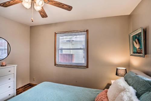 Ένα ή περισσότερα κρεβάτια σε δωμάτιο στο Deadwood Apartment - Walk to Historic Downtown!
