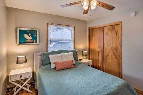 Un pat sau paturi într-o cameră la Deadwood Apartment - Walk to Historic Downtown!