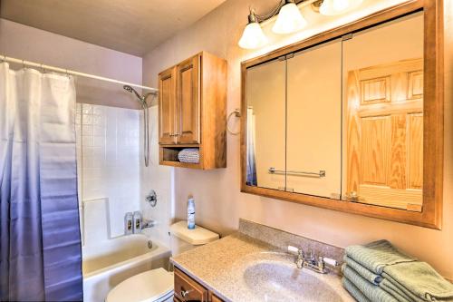 Ένα μπάνιο στο Charming, Spacious and Pet-Friendly Buena Vista Home