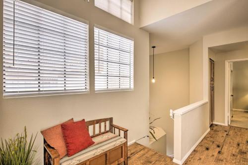 Posezení v ubytování Breezy Mesa Condo with Community Pool and Hot Tub!