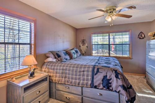 Un pat sau paturi într-o cameră la Andrews Cabin with Fireplace, Deck and Mountain Views!