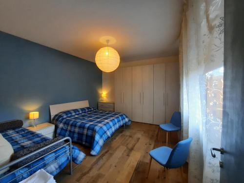 帕多瓦的住宿－PadovaResidence Apartments - vicino Cappella degli Scrovegni e Ospedale，一间卧室配有两张床和一张蓝色椅子