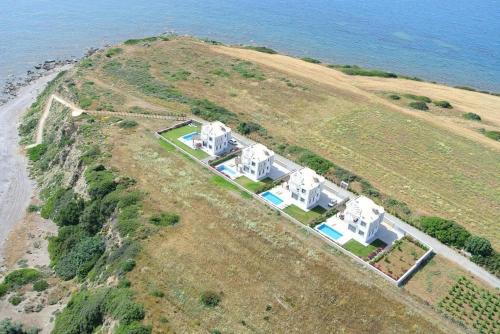 Et luftfoto af Olga Luxury Beach Front Villas