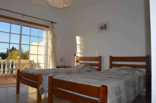 - une chambre avec 2 lits et une grande fenêtre dans l'établissement Belar, à Tavira