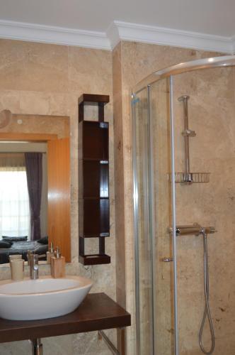 La salle de bains est pourvue d'un lavabo et d'une douche. dans l'établissement Belar, à Tavira