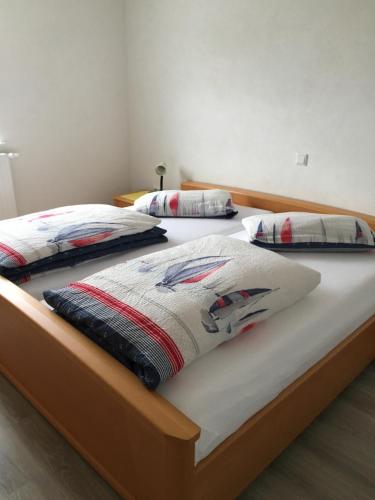 two twin beds sitting in a room with at Haus Ursula 2 in Brake