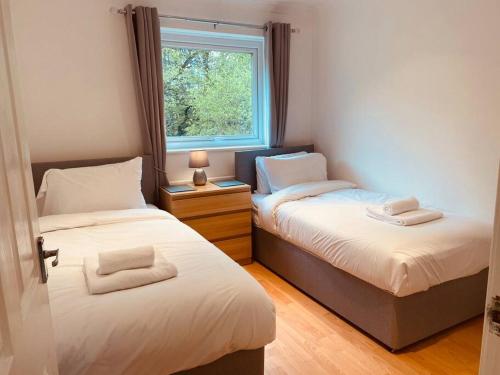 Una cama o camas en una habitación de Comfy House with Parking for Multiple Vehicles