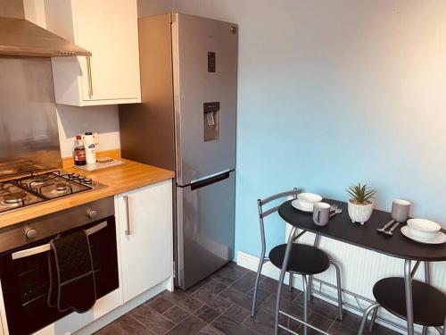 Una cocina o cocineta en Comfy House with Parking for Multiple Vehicles