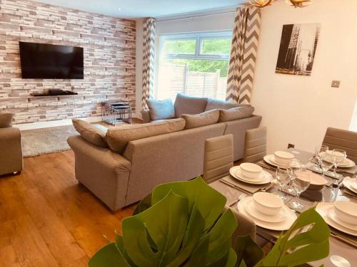 Comfy House with Parking for Multiple Vehicles photo 6