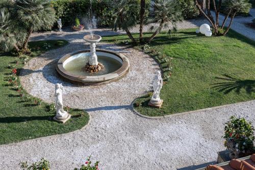 a fountain in the middle of a yard at The Rif - Boutique Hotel in Pisa