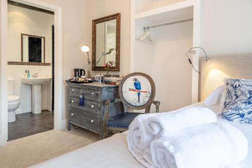 1 dormitorio con cama, lavabo y espejo en Baskerville House en Clyro