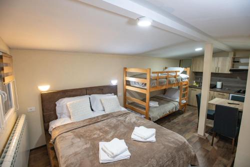 una camera con un letto e due letti a castello di Apartmani SP Jovanovic a Crni Vrh