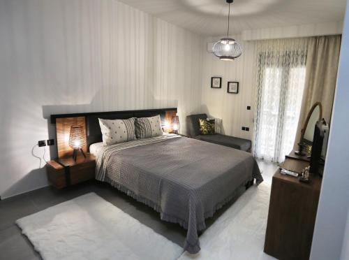 Cama ou camas em um quarto em LA Larissa Luxury Apartments Koronis