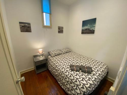 Schlafzimmer mit einem Bett, einem Tisch und einem Fenster in der Unterkunft Manjericos House II in Lissabon