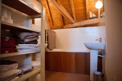 La salle de bains est pourvue d'un lavabo et d'une baignoire. dans l'établissement Chambre d'Hôtes des Grands Moulins de Baugé, à Baugé