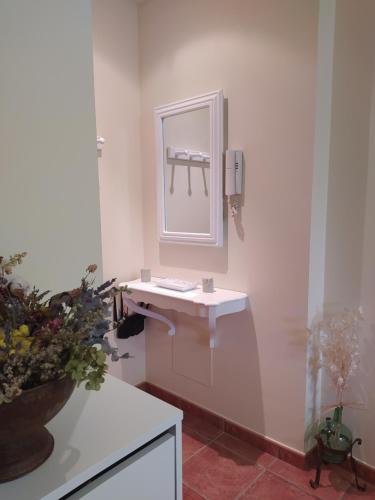 y baño con lavabo blanco y espejo. en Apartament dúplex d'una habitació, en Borredá