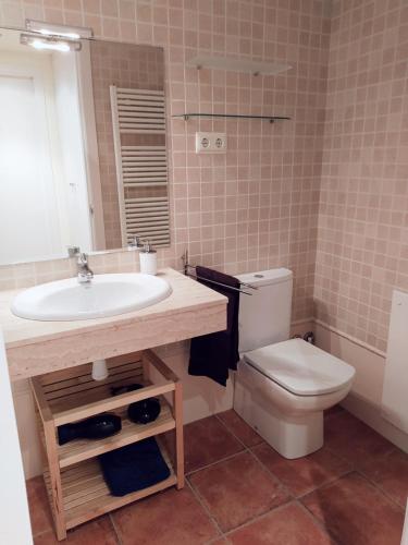 Ένα μπάνιο στο Apartament dúplex d'una habitació