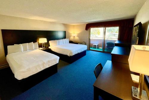 a hotel room with two beds and a desk at Indian Head Resort in Lincoln