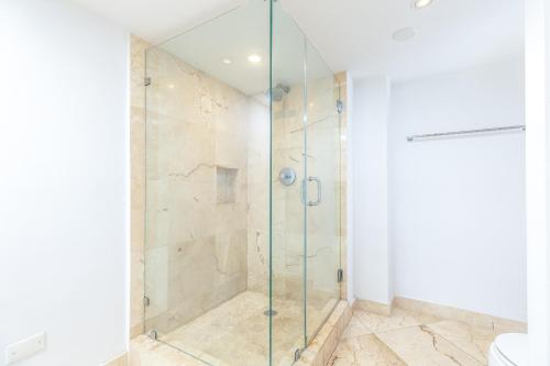 een glazen douche in een badkamer met een toilet bij Breezy Beach and Perfect Sunset in Miami